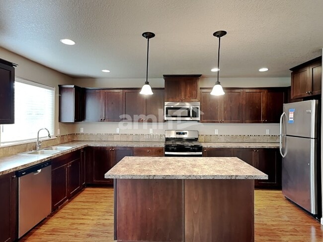 Photo - 468 Tulip Ave