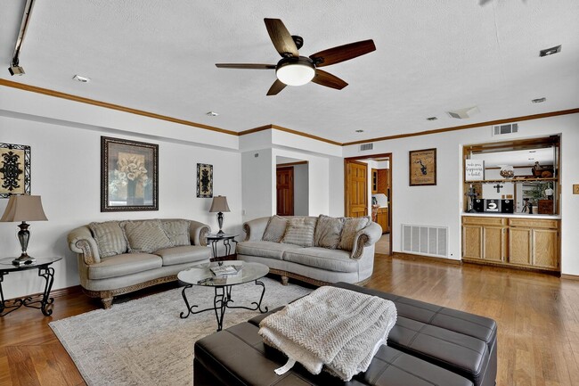 Building Photo - 231 Schmidt Ln