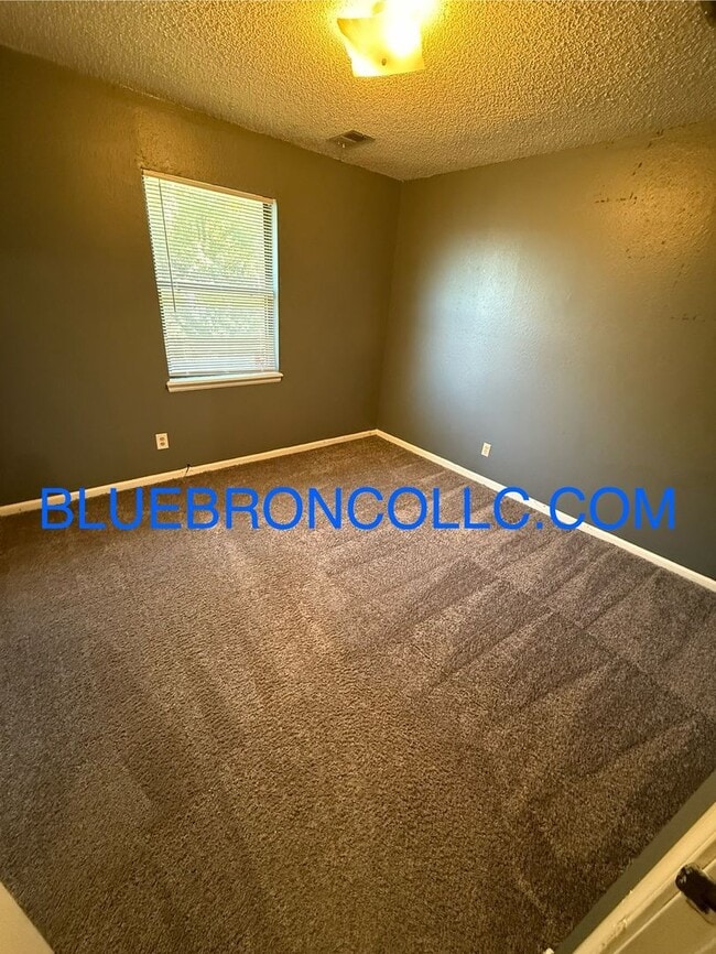 Photo - Cute 2 bedroom 1 bathroom home with 1 car ... Unit C