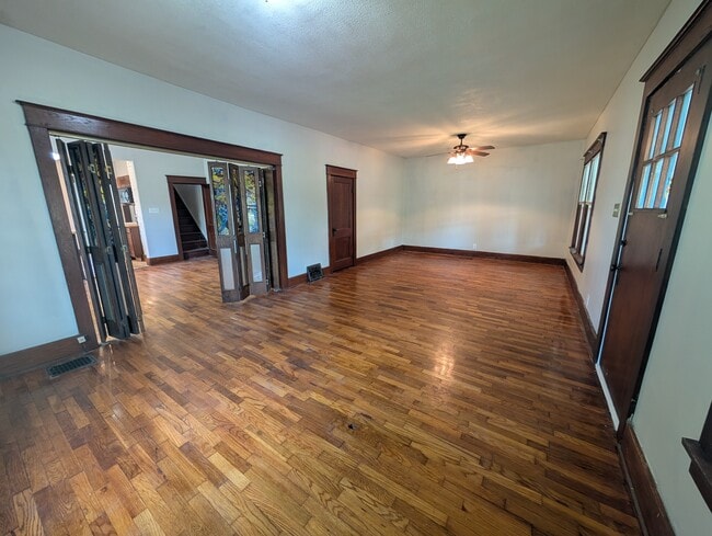 Photo - 300 SW Broadmoor Ave