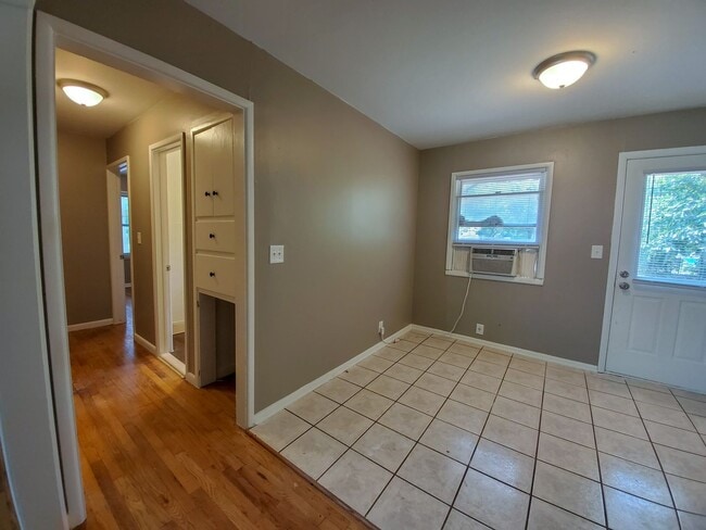 Photo - 2 bedroom 1 bath bungalow in Shawnee.