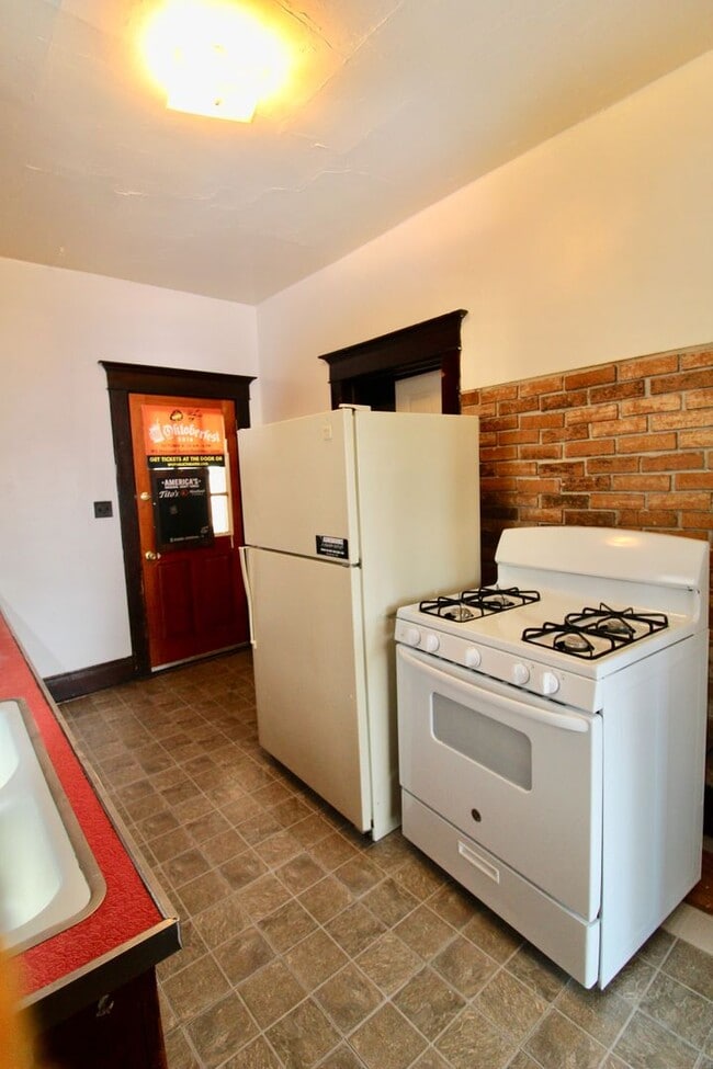 Photo - Sunny Side - 3 Bedroom Big House - Availab...