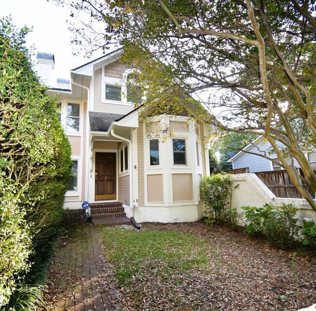 Building Photo - 3 Bedroom 2 Bathroom Townhome- Pets Considered