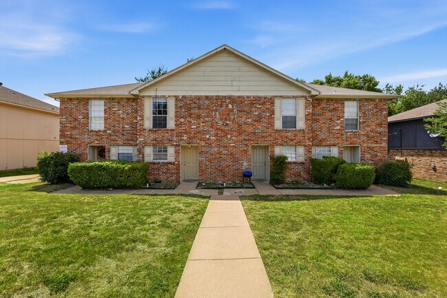 2BR/1.5BA Townhouse - Fort Worth