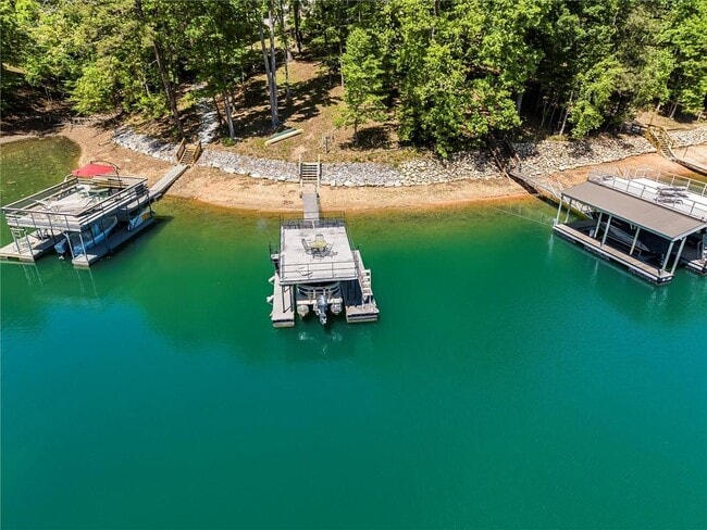 Building Photo - 6265 Lakeview Dr