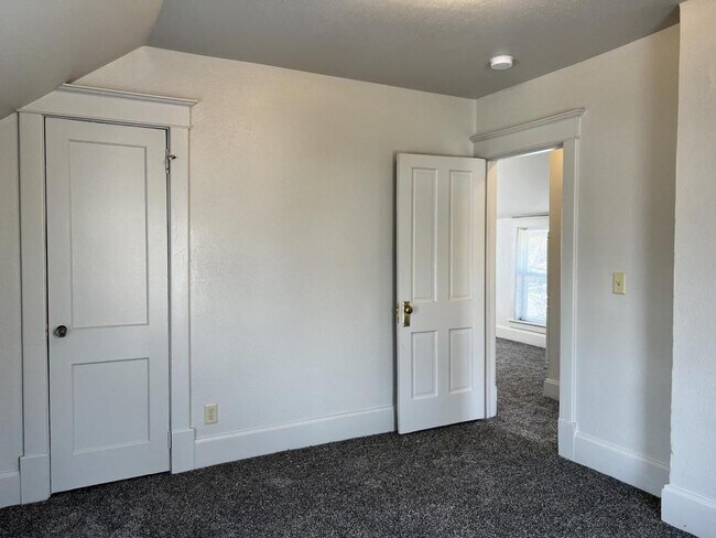 Photo - 415 W 4th St