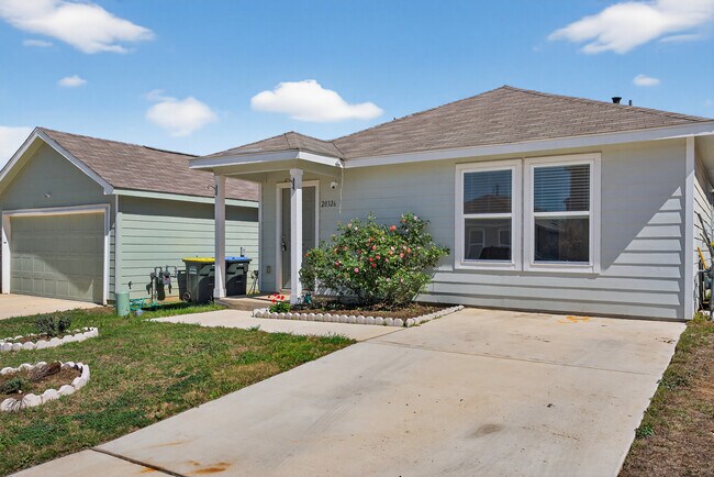 Modern 3-Bed Home with Fenced Yard and Private Balcony in San Antonio – $1,600/mo