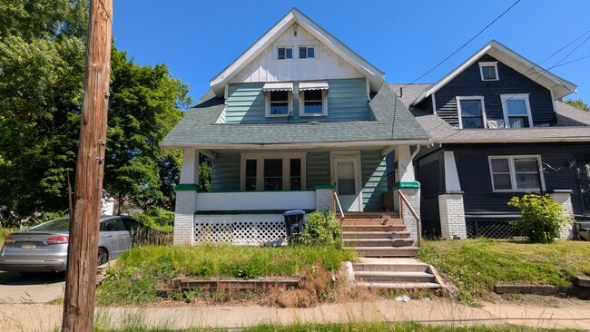 Building Photo - Spacious 4-bedroom, 1.5-bath home in Akron