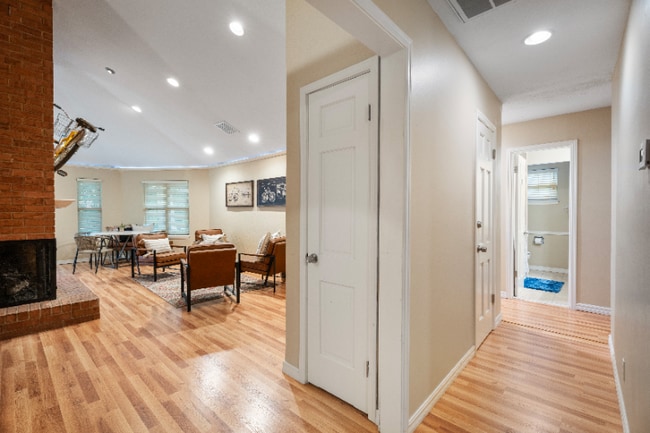 Photo - 4719 S Lakewood Ave