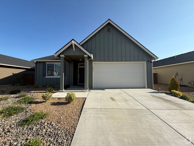 Building Photo - GORGEOUS, NEWER REDMOND HOME WITH MOUNTAIN...