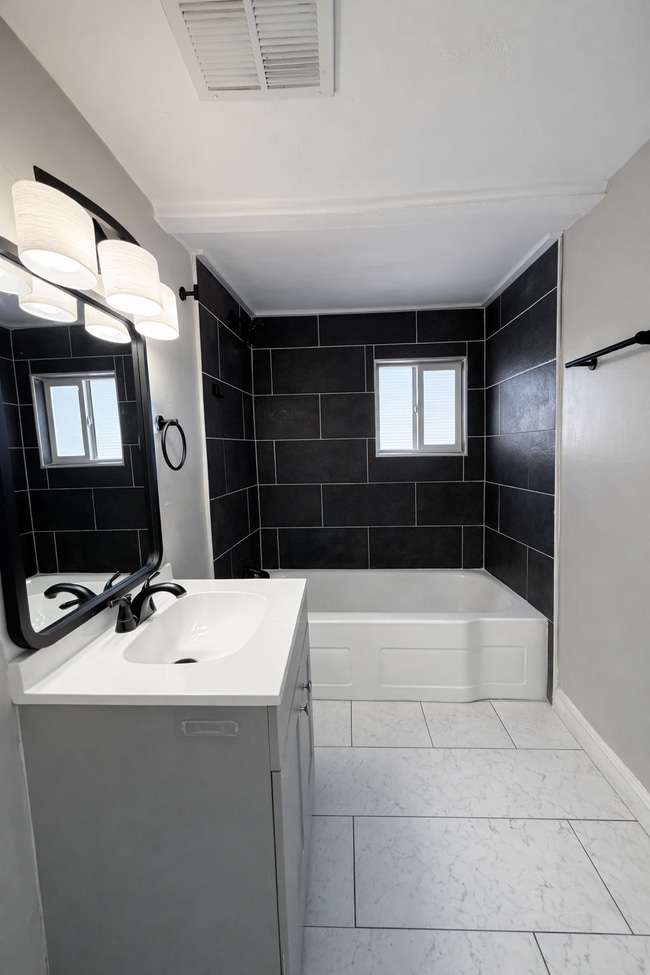 Photo - 2045 W 12th St