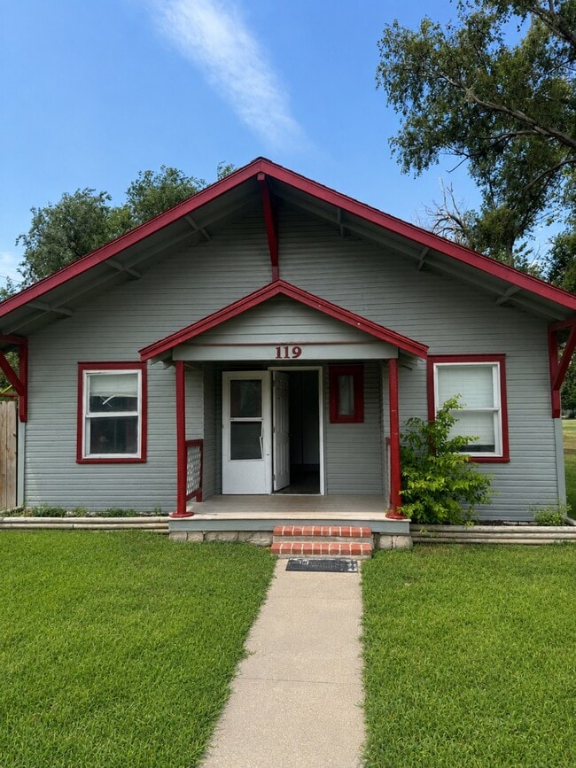 Building Photo - 119 S Burrton Ave