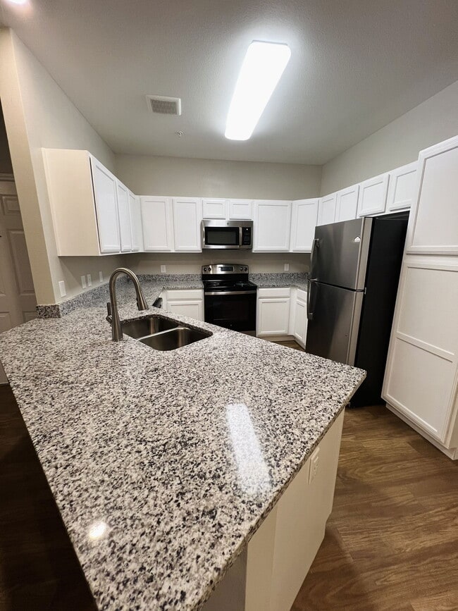 Building Photo - 400 Willow Grv Wy Unit 1011
