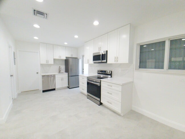 Building Photo - 19 SE 12th Ave Unit 1