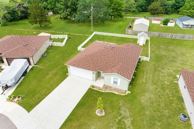 Photo - 3 bedroom 2 bath 2 Car Garage with fenced yard for rent, Hollister, MO