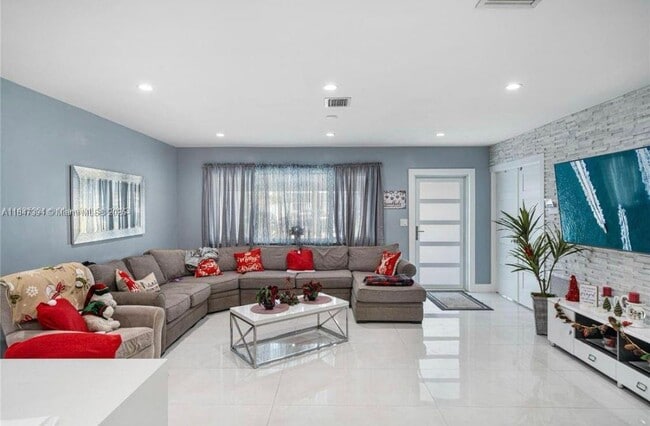 Building Photo - 7130 SW 14th St Rental