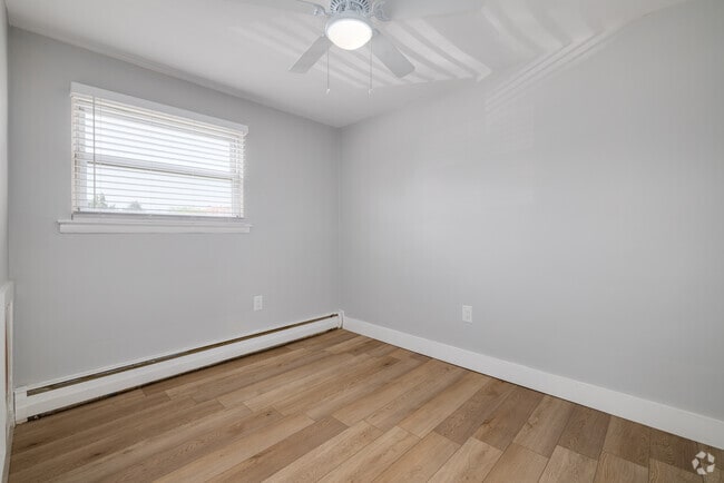 2BR, 1BA - 800SF - Second Bathroom