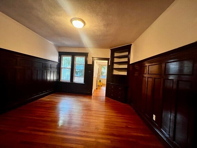 Building Photo - 3Br/1Bth, Available Sep. 1, 2026. Great location! H/HW included! Laundry in building.