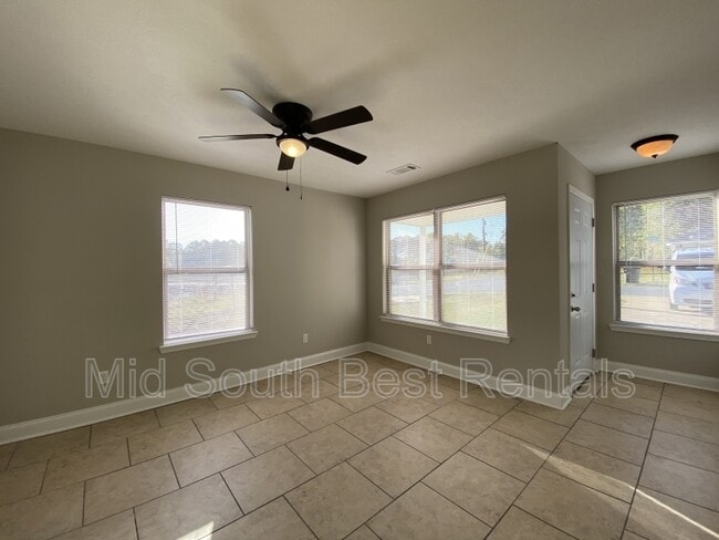 Photo - 301 Clint Rd