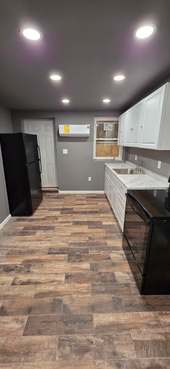 Building Photo - 120 S Carlton St