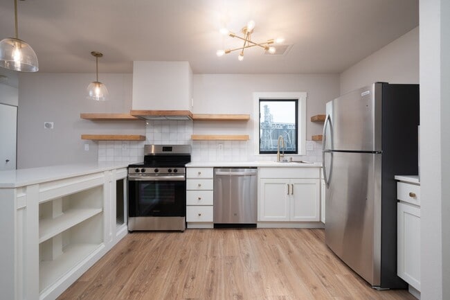 Building Photo - Modern Waterfront Living at The McCormick Pier! Call TODAY to schedule a tour! 503-664-4101