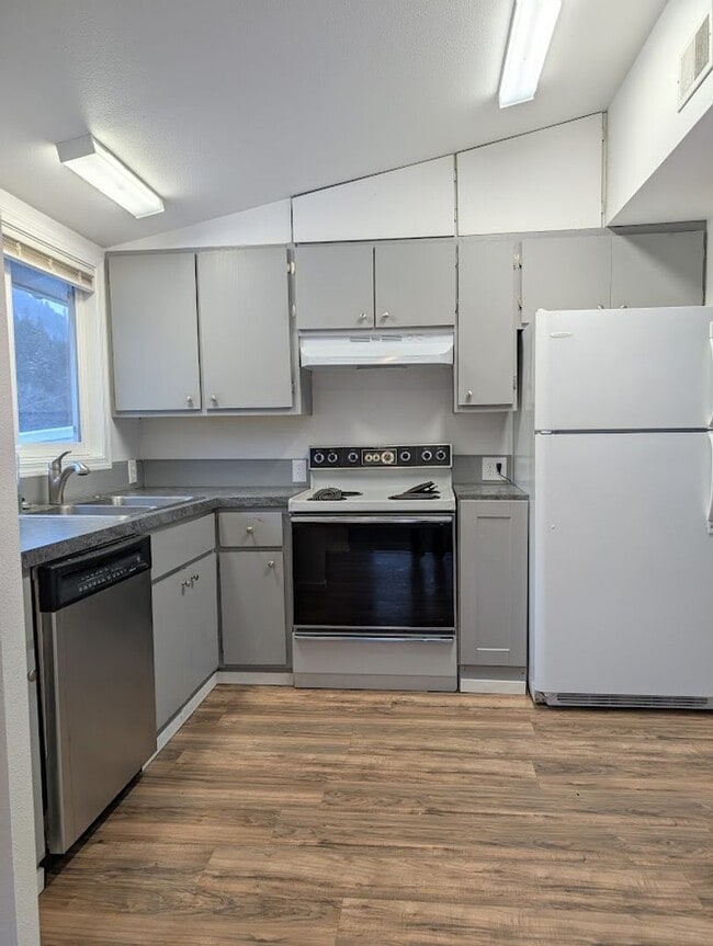 Building Photo - Dog-Friendly Orofino House