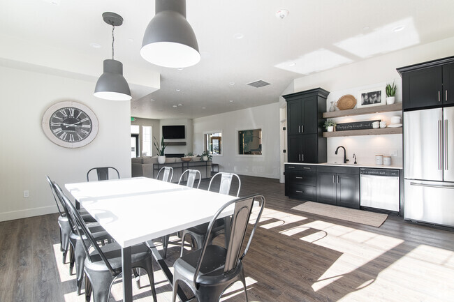 Beautiful Clubhouse Kitchen - Sandyplace Apartment Homes