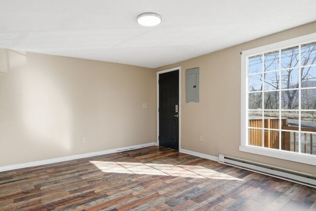 Photo - 2 Bed / 1 Bath.  Pet Friendly.  Off street parking. Unidad 1