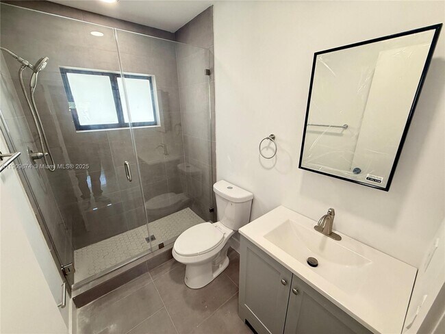 Photo - 180 NE 57th St Unidad 11