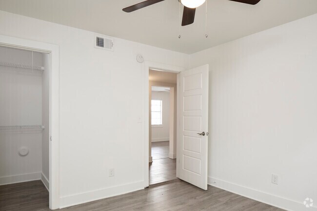 2 BR, 1 BA 800 SF (Renovated)