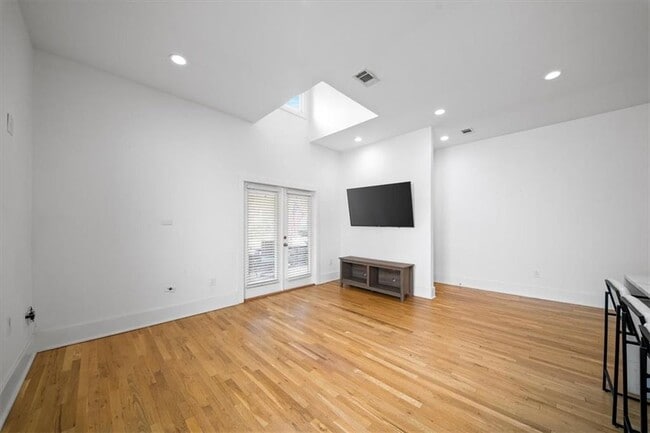 Photo - 655 McGruder St NE