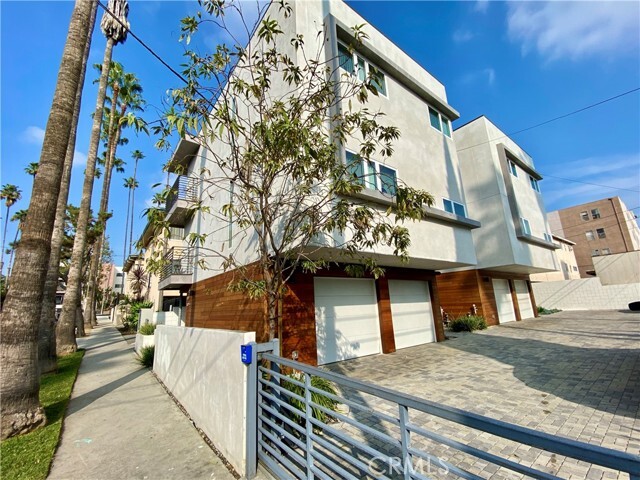 Building Photo - 1802 N Serrano Ave