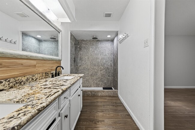 Photo - 6102 Crakston St