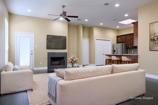 Photo - 3003 Allister St