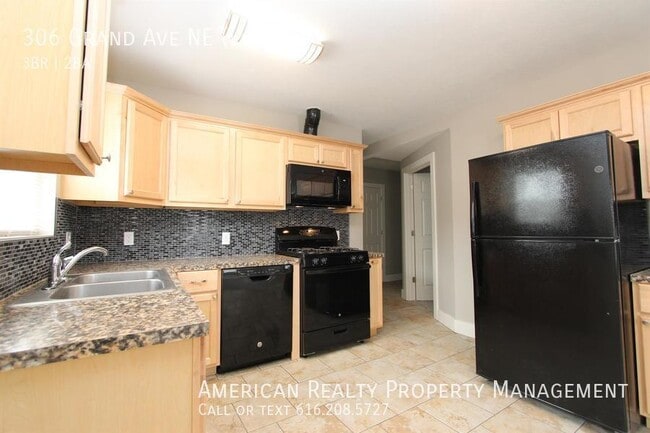 Photo - 306 Grand Ave NE