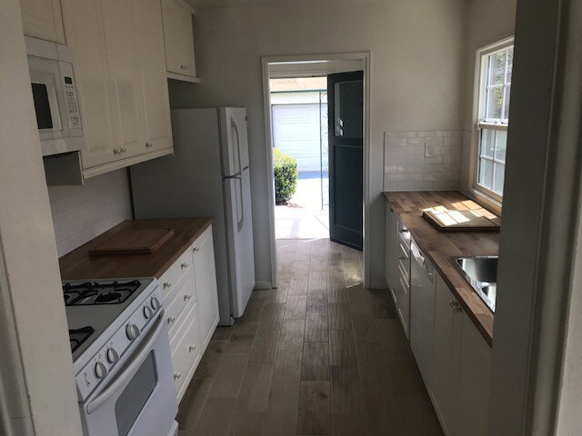 ¡Cocina recientemente renovada - 3936 S Victoria Ave