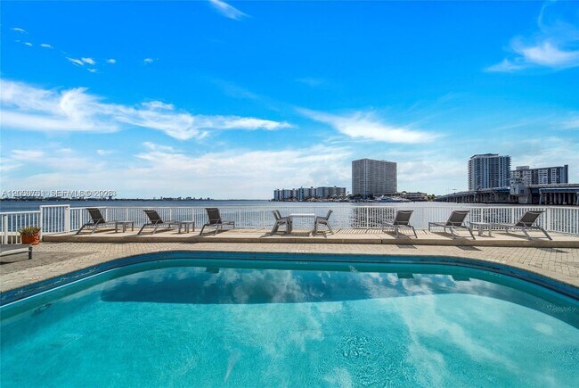 2016 Bay Dr Unit 304