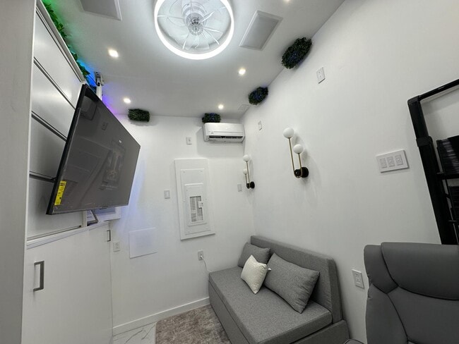 Building Photo - 196 Danforth Ave Unit Tiny Home