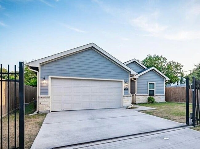 Building Photo - 3638 Lydia St