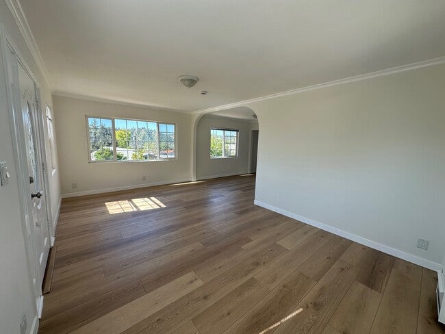 Building Photo - 3513 Loosmore St Unit 3513 Loosmore