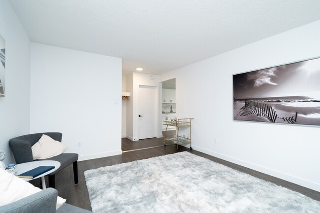 Photo - 10021-10154 154 St