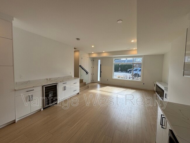 Photo - 1-830 Lawson Ave