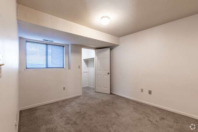 1BR, 1BA - 680SF - Primary Bedroom