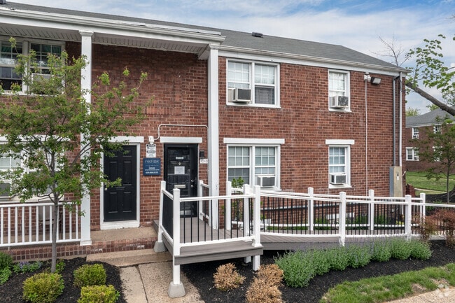 Building Photo - Welcome to Red Oak Apartments in Hamilton, New Jersey.