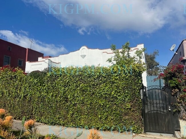 Building Photo - 2-Bedroom Duplex in Prime Mid-Wilshire Area! Unit 1 Rental