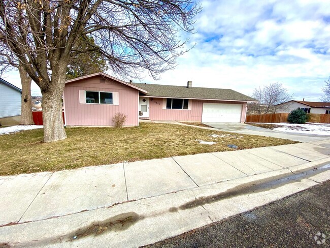 Building Photo - 4 Bedroom 2 Bath Home in South Boise