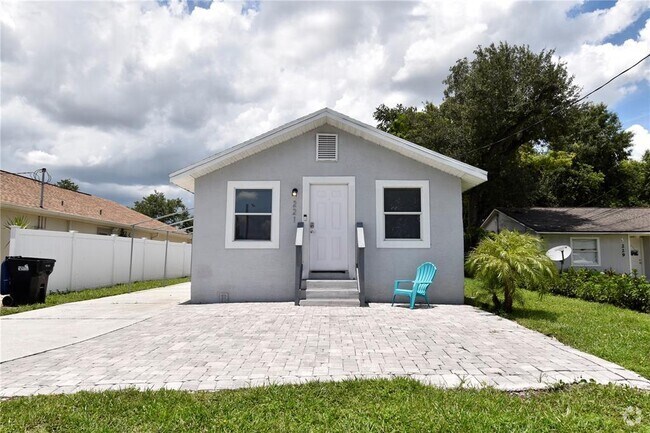 Building Photo - 221 E Cypress St Rental