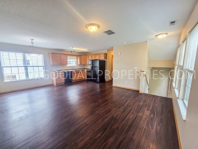 Photo - RENT REDUCED!!! 2 Bedroom 2 Bath Townhome in Urbandale with attached 2 car garage!