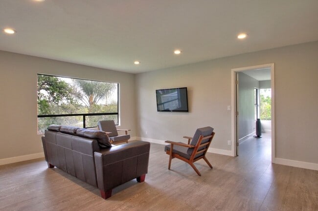 Photo - 915-915 1/2  Valley Drive Unit 915 1/2 Valley Dr - Back House