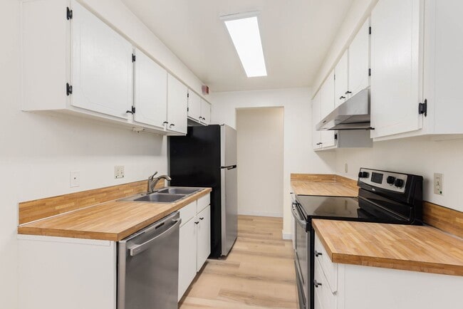 Photo - 1 Bedroom 1 Bath Condo in Kirkland, new flooring plus great amenities!